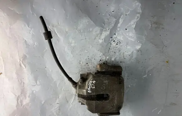 BMW 5 E39 Front brake caliper 6022296