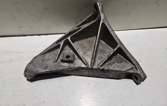 Engine mounting bracket