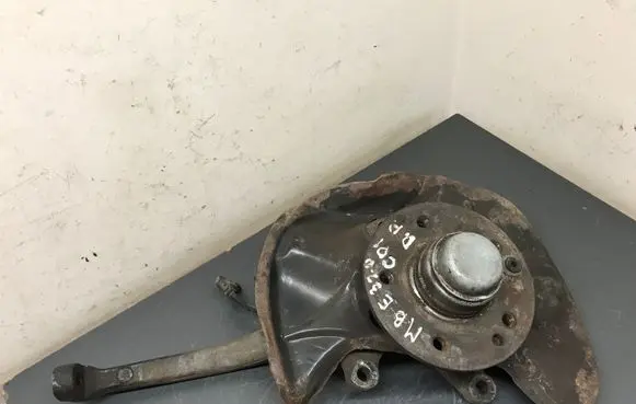 Mercedes-Benz E W211 Front wheel hub