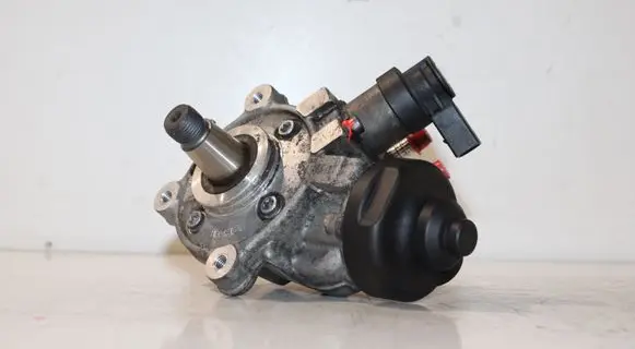 Volkswagen Caddy Fuel injection high pressure pump 04L130755E