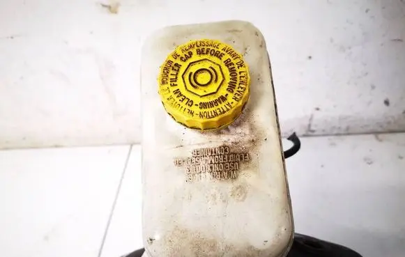 Jeep Grand Cherokee (WK) Brake fluid reservoir 