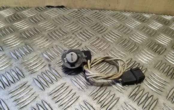 Audi 100 S4 C4 Front door lock (next to the handle) 