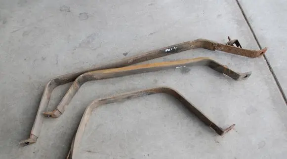 Fuel tank mounting bracket