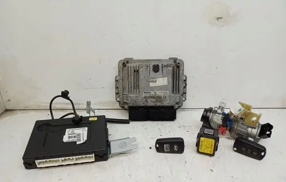 Hyundai i30 Engine ECU kit and lock set 39113-2A933
