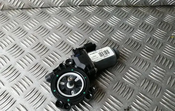 Nissan Qashqai Front door window regulator motor 402035F