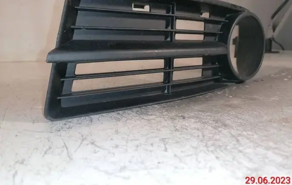 Volkswagen Touran I Front bumper lower grill 1T0853665A