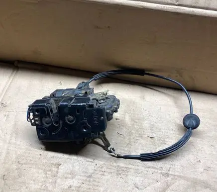 Volkswagen PASSAT B5 Front door lock (next to the handle) 