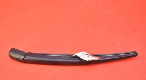 Rear wiper blade arm