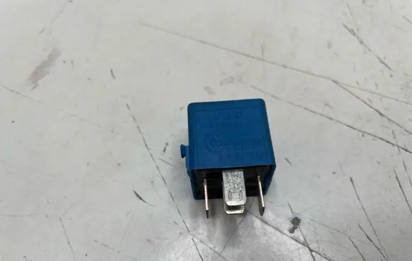 BMW 5 E39 Other relay 6136 6915327 23134A595313