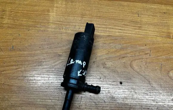 BMW 5 E39 Headlight washer pump 8377613