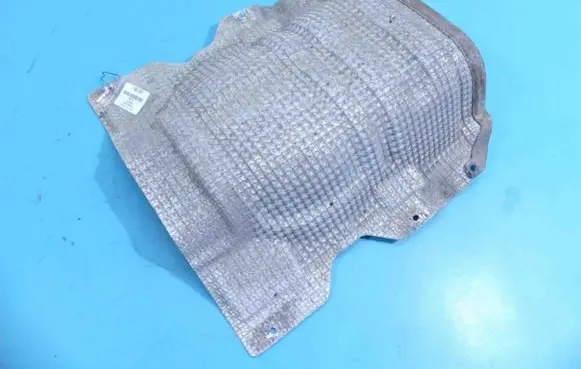 Center/middle under tray cover