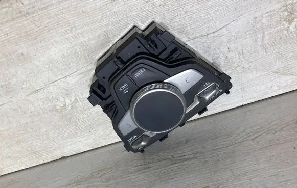 Head unit multimedia control