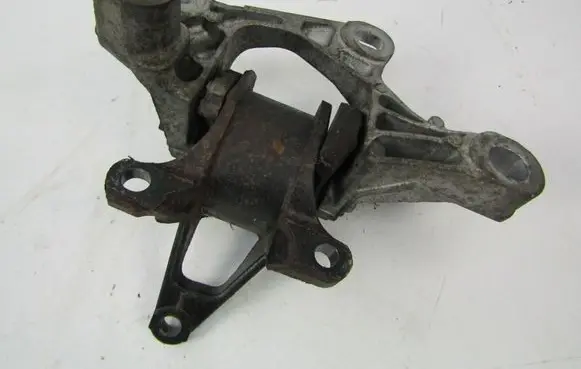 Mazda 6 Engine mounting bracket 