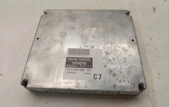 Toyota Avensis T250 Engine control unit/module 8966105C70 MB1758008681
