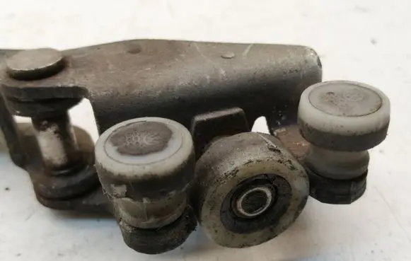 Volkswagen Transporter - Caravelle T4 Sliding door middle roller runner 701843336A 701843335A