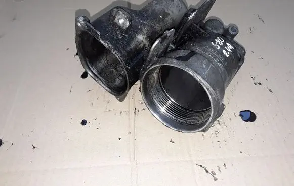 Volvo XC90 Oil filter mounting bracket 08642839