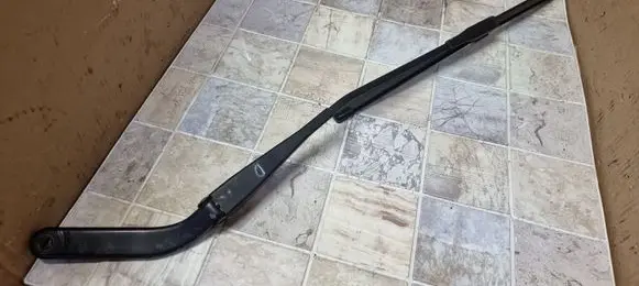 Front wiper blade arm