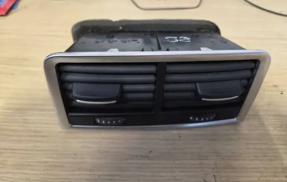 Audi Q7 4L Rear air vent grill 4L0819203K