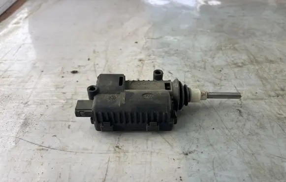 Fuel tank cap lock motor