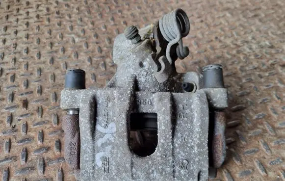 Ford Kuga II Rear brake caliper
