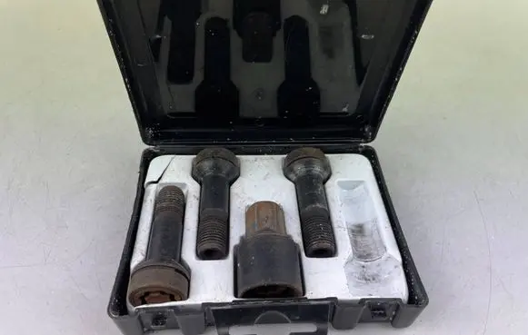 Mercedes-Benz E W238 Anti-theft wheel nuts and lock A0019901707