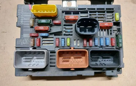 Peugeot 3008 I Fuse module 9664705980