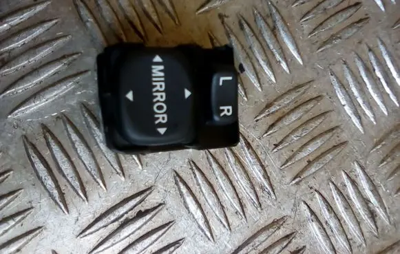 Toyota Yaris Wing mirror switch 183574
