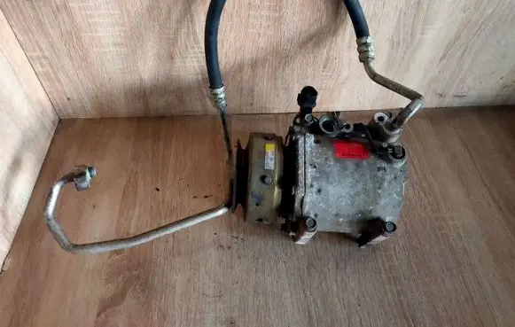 Mitsubishi Pajero Sport I Air conditioning (A/C) compressor (pump) MR360532