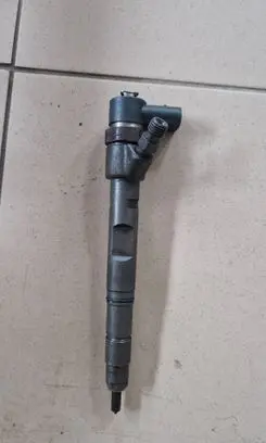 Audi A8 S8 D3 4E Fuel injector 057130277