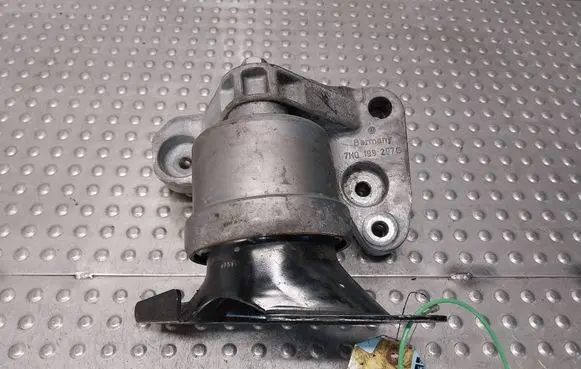 Engine mount vacuum valve