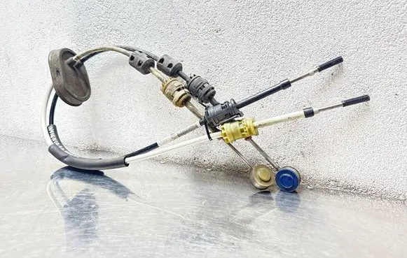 Opel Insignia A Gear shift cable linkage 55560991