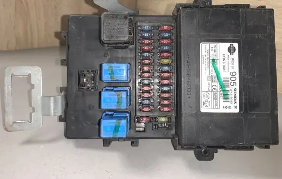 Nissan Primera Fuse box set 285519F 7102537977 5WK48540