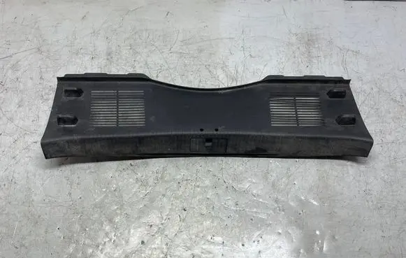 Trunk/boot sill cover protection