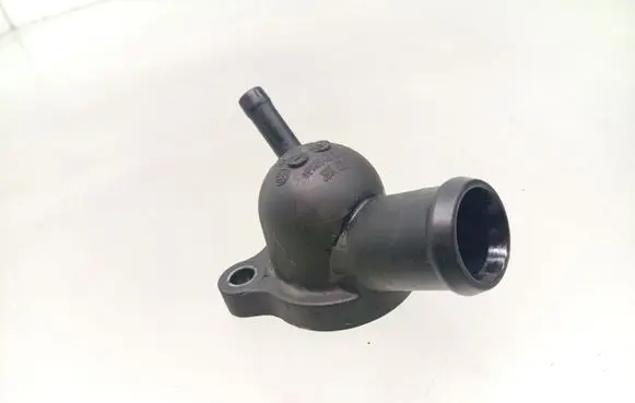 Volkswagen Golf VII Engine coolant pipe/hose 04L121131J