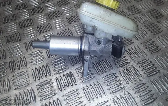 Volkswagen PASSAT B5 Master brake cylinder 32067009