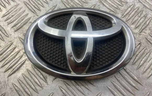 Toyota Avensis T250 Manufacturer badge logo/emblem 7530105010