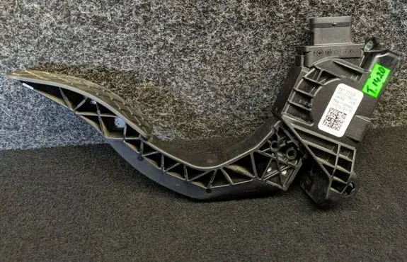 Volkswagen Touareg II Accelerator throttle pedal 8W1723523