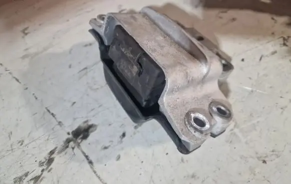 Volkswagen Golf VI Engine mount bracket