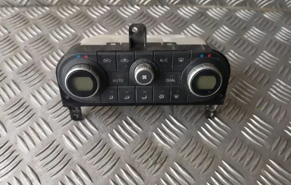 Nissan Qashqai Climate control unit 27500JD40D