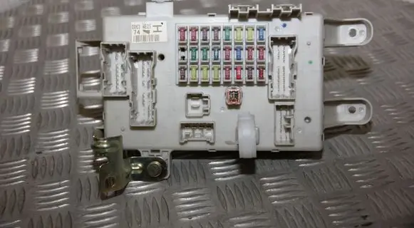 Toyota Land Cruiser (J120) Fuse module 8198050030 00634E25 00634E25H