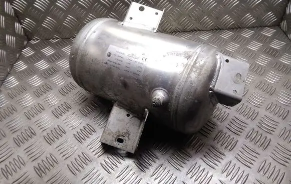 Vacuum air tank