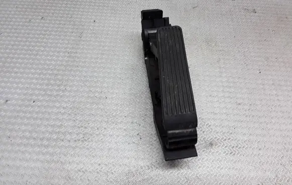Mercedes-Benz C W203 Accelerator throttle pedal A2033000504