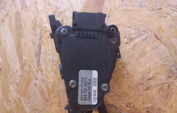 Volkswagen PASSAT B5.5 Accelerator throttle pedal 8E2721523C 6PV00777033