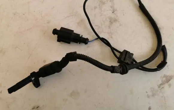 Volkswagen Touran I Rear ABS sensor wiring 6E0973702