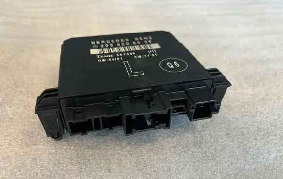 Mercedes-Benz C W203 Door control unit/module 2038206526 351369 A2038206526