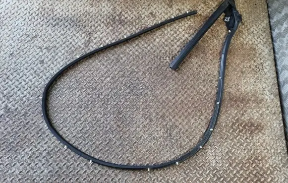 Dodge Challenger Rubber seal front coupe door 05076866 P05076866