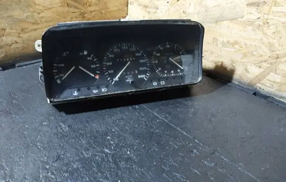 Volkswagen PASSAT B3 Speedometer (instrument cluster) 357919059AD 0263300447