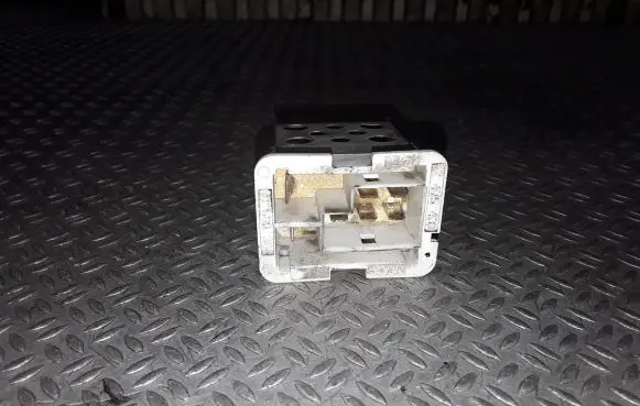 Opel Astra H Heater blower fan relay 52475432