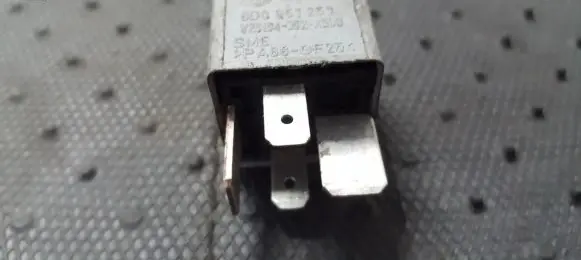 Volkswagen PASSAT B5 Other relay 8D0951253 V23134-J52-X300