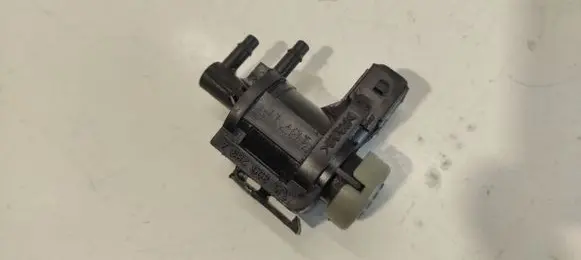 Audi A8 S8 D2 4D Turbo solenoid valve 1J0906283A